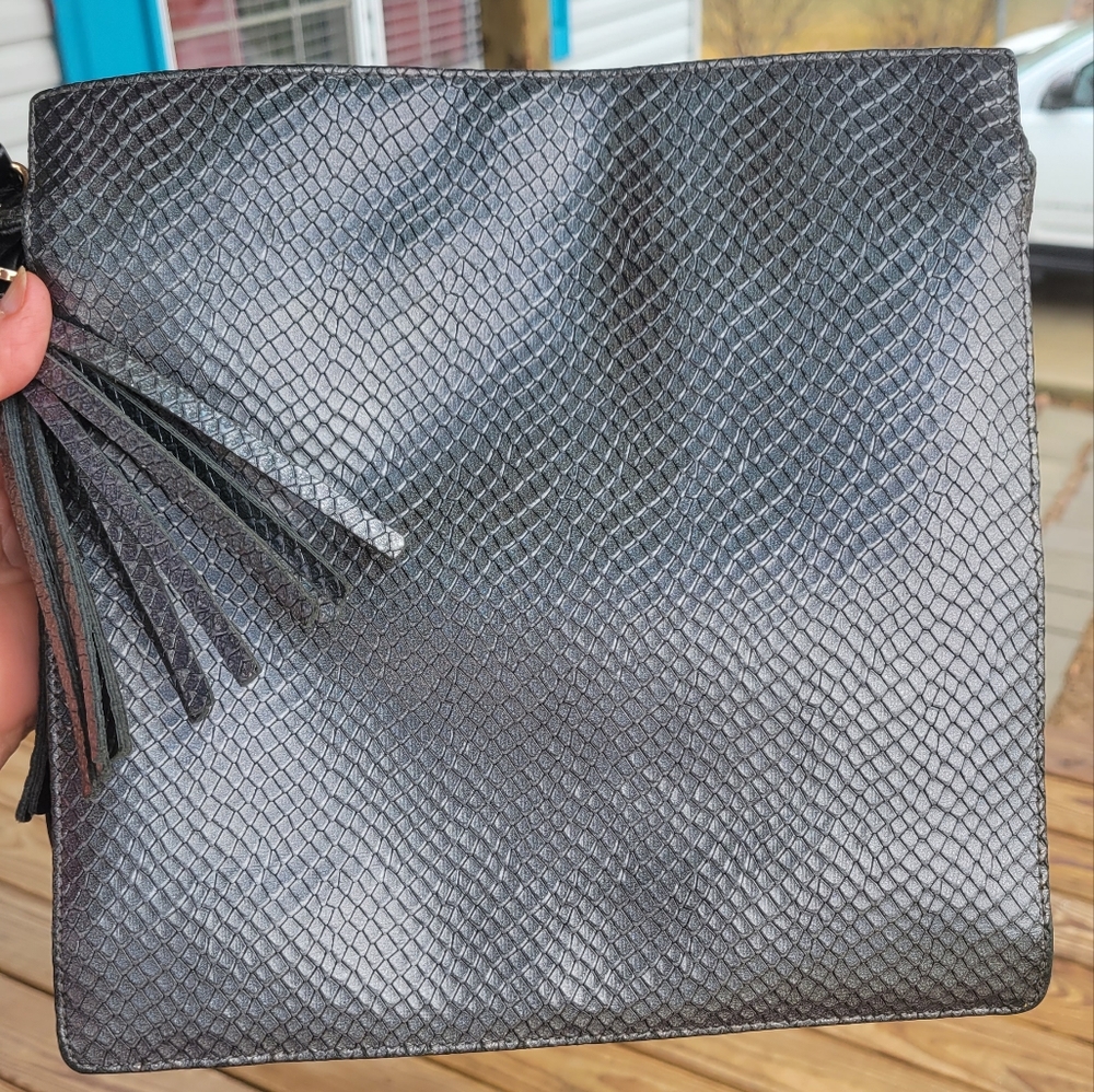 Kelly Wynne gray purse